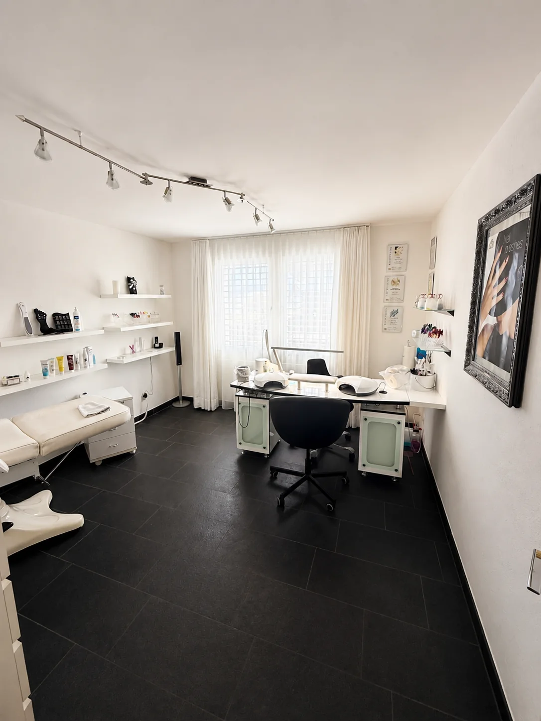 Der helle Behandlungsraum im Nagelnü Studio