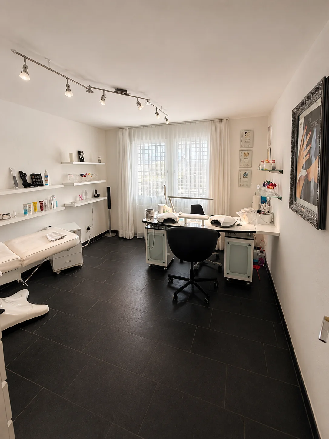 Heller Behandlungsraum des Nagelnü Studios